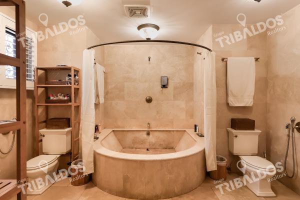 Venta de casa de 2 niveles en altos del golf