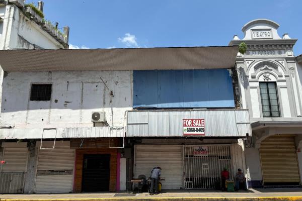 Edificio con 3 locales comerciales en santa ana. (casa angélica)