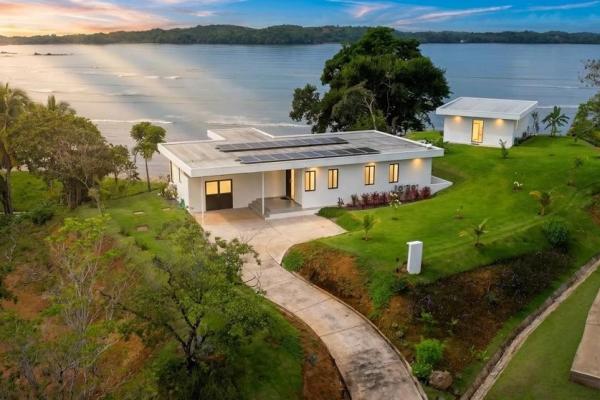 Casa frente a la playa con casita y piscina en hermosa bay