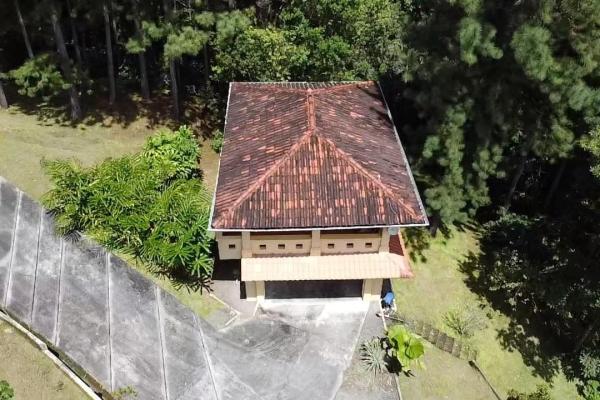 Casita de montaña y gran terreno
