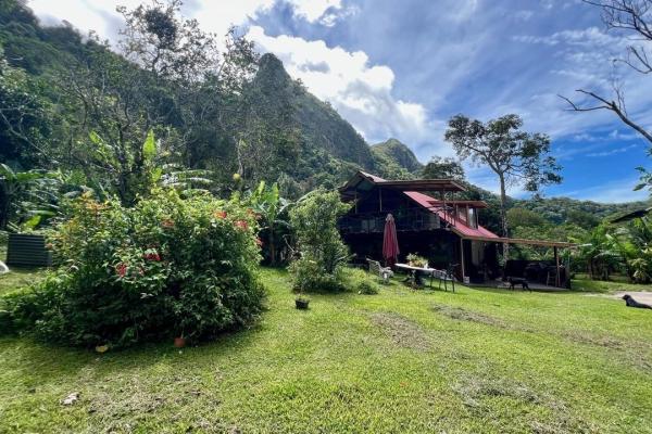 Casa con amplio terreno en la laguna