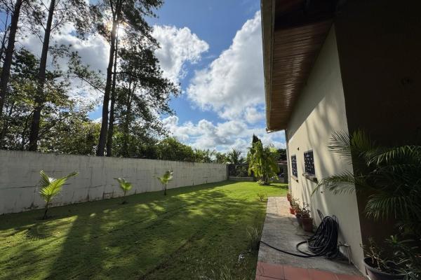 Casa con piscina en lote de 2.239 m²