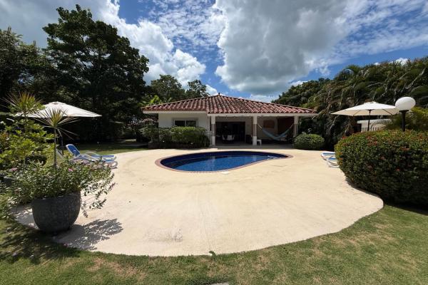 Casa con piscina en coronado golf | amoblada y equipada