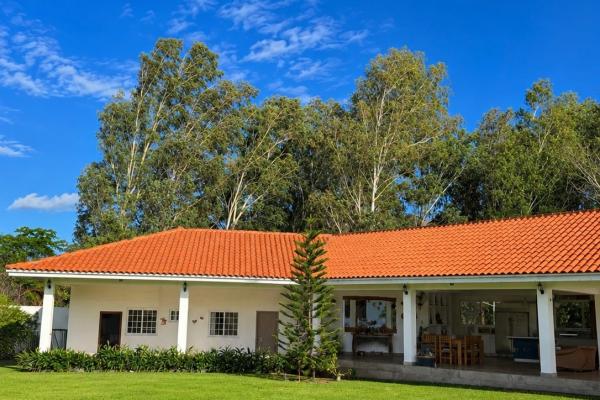 Casa de playa con piscina, jacuzzi y casa de huéspedes.