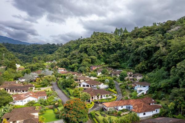 Casa de lujo con jardines en valle escondido boquete