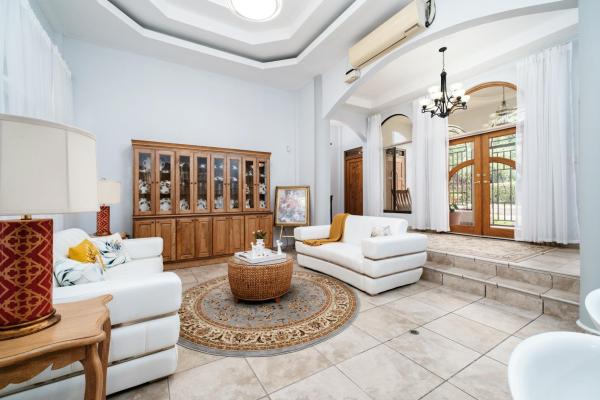 Oasis tropical en sortova: impresionante casa con apartamento