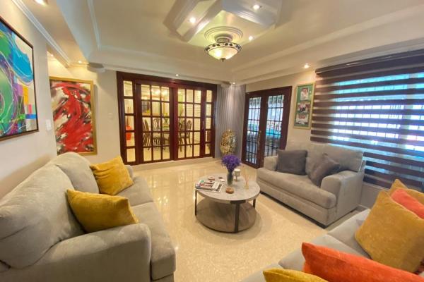 Family home with a pool and jacuzzi. just bring yo