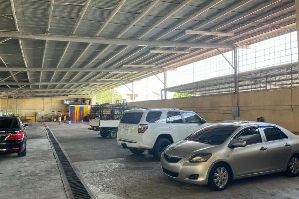 Venta de terreno con galera, parque lefebre