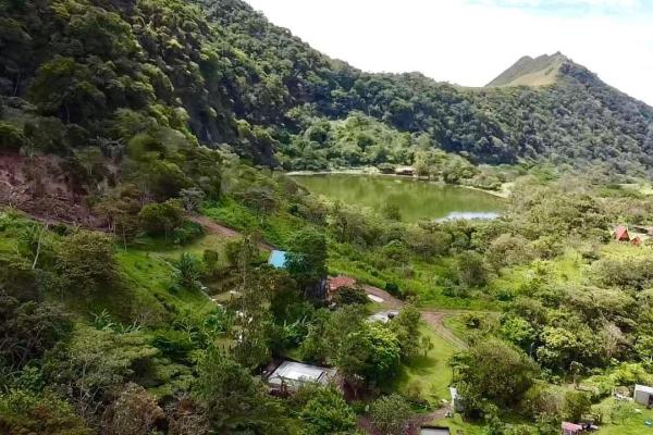 Casa con amplio terreno en la laguna