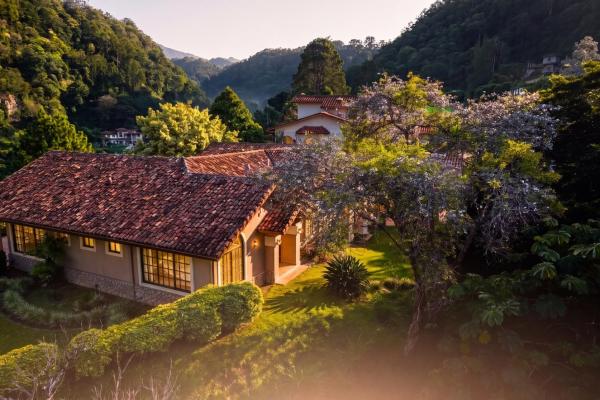 Two villas with 6 bedrooms and mountain views