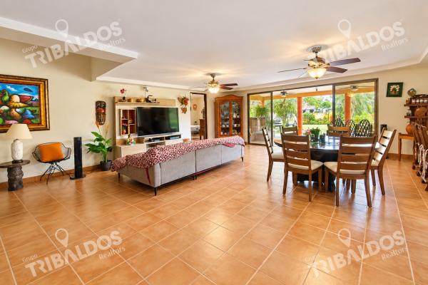 Sale of 5-bedroom house with private pool and garden in coronado