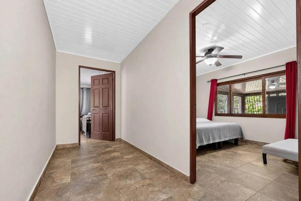 Amplia casa con piscina y apartamento para invitados