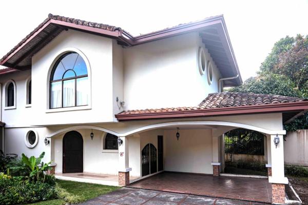 Se vende casa unifamiliar adosada de 2 recamaras en boquete