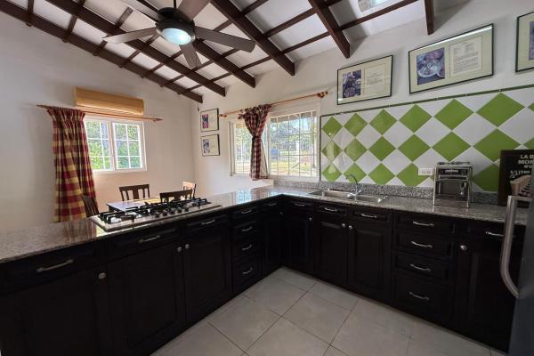 Casa para venta en el corazón de coronado!