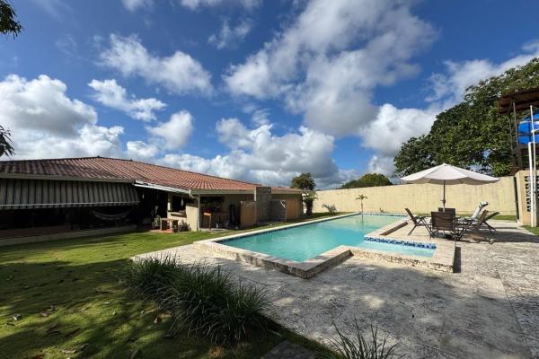 Casa con piscina en lote de 2.239 m²