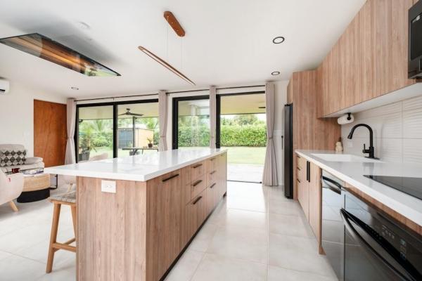 Encantadora casa costera en venta en coco beach, panamá