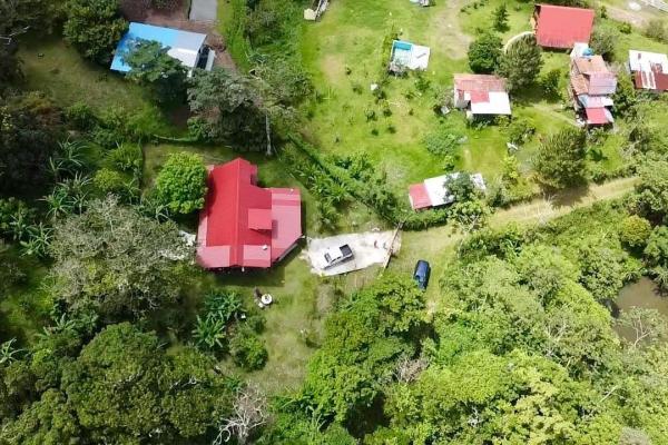 Casa con amplio terreno en la laguna