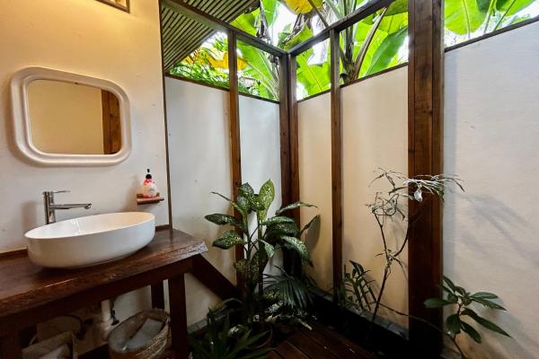 Tropical caribbean estate with guest cabin & pool
