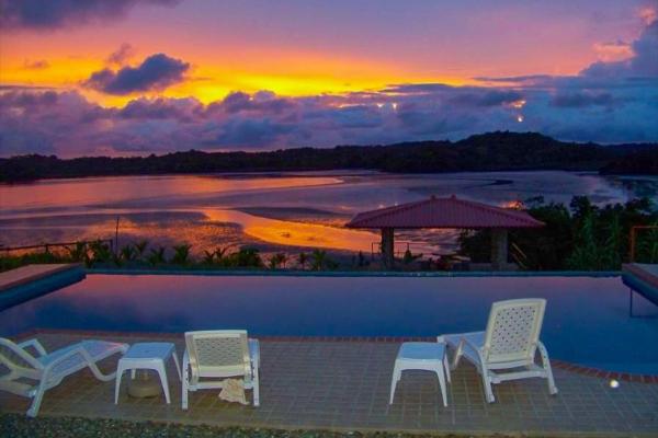 Beachfront 4-bedroom home with pool in boca chica