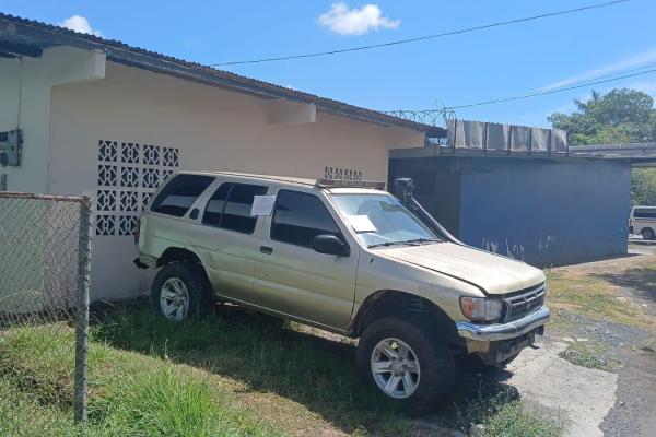 Se vende local comercial y dos casas