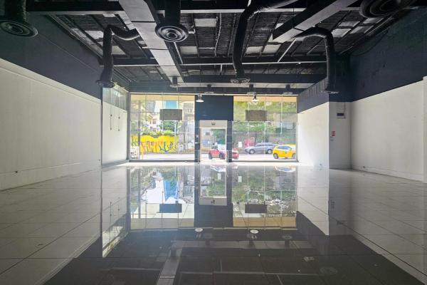Gran local en via brasil - 815 m2