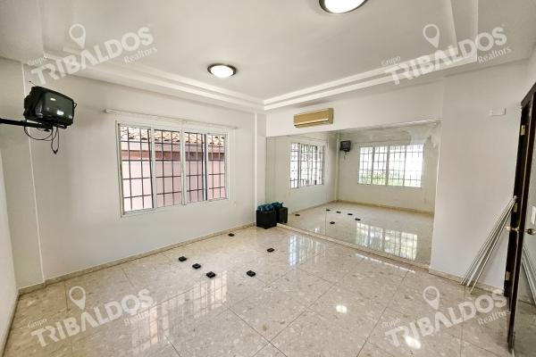 Venta de amplia casa en altos de panama con piscina propia por debajo de avaluo