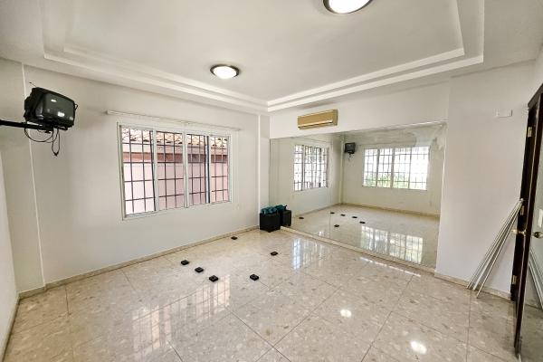 Venta de amplia casa en altos de panama con piscina propia por debajo de avaluo