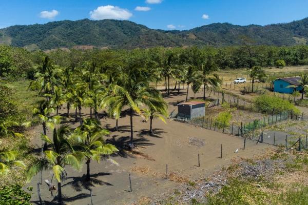 Se vende terreno titulado frente a la playa en cambutal