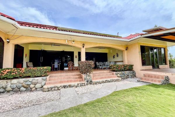 Casa junto a la playa con paneles solares en las lajas