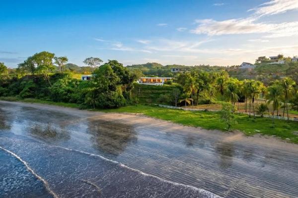 Casa frente a la playa con casita y piscina en hermosa bay