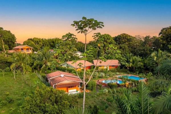 Propiedad con casa principal, 6 estudios y piscina