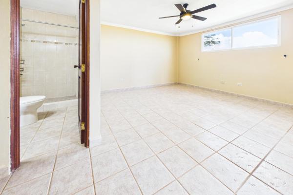 Casa con vistas a la montaña y al océano en venta en sora