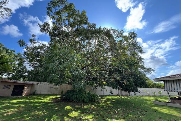 Casa con piscina en lote de 2.239 m²