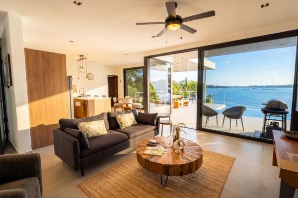 Casa frente a la playa con casita y piscina en hermosa bay