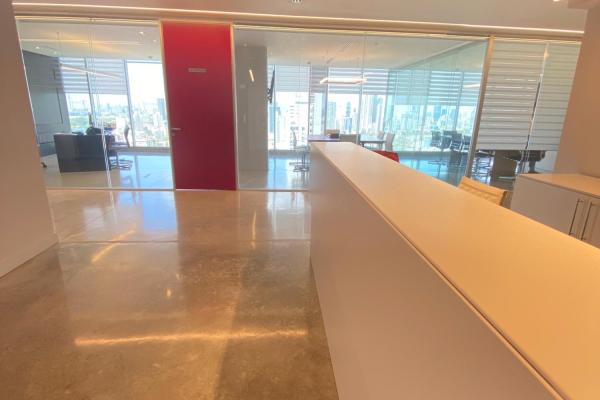 Se vende oficina remodelada en balboa office center