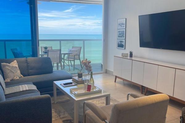Apartamento moderno de 2 habitaciones frente al mar en playa malibú