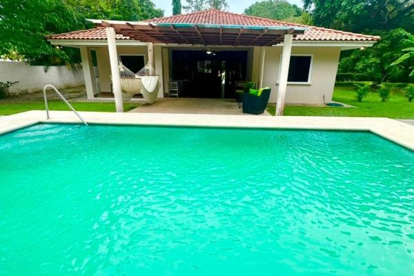 Se vende casa con amplio terreno en coronado, club del golf