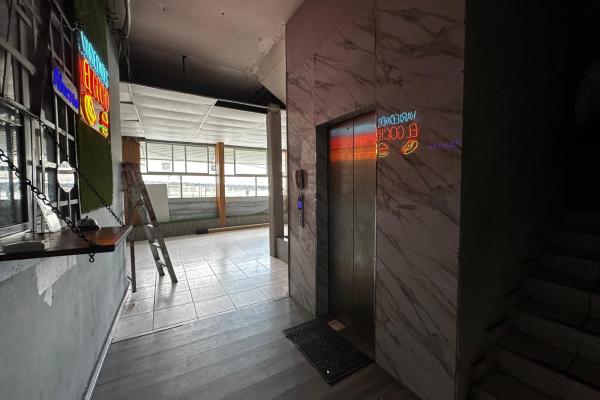 Commercial building for sale