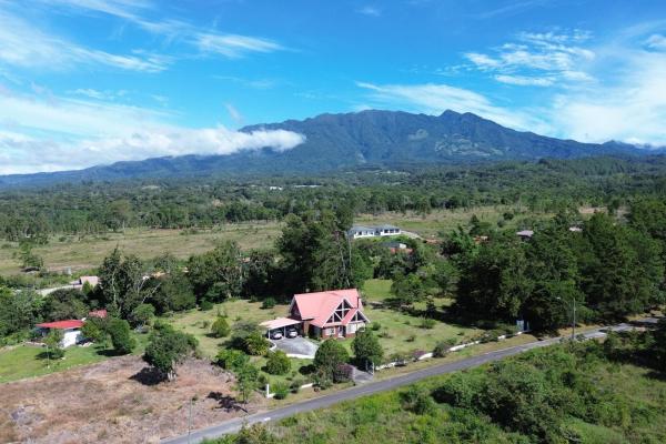 Casa de 3 dormitorios en un lote de 4.115 m² en venta