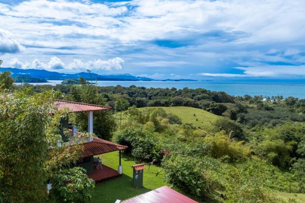 Finca con vista al mar y dos casas