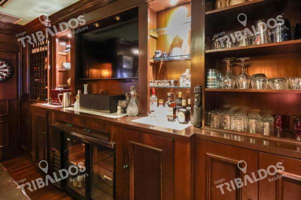 Venta de casa de 2 niveles en altos del golf