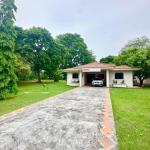 Se vende casa con amplio terreno en coronado, club del golf