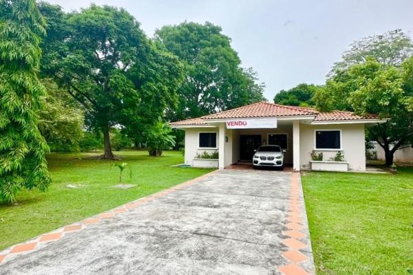 Se vende casa con amplio terreno en coronado, club del golf