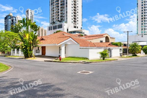 Venta de casa de 2 niveles en altos del golf