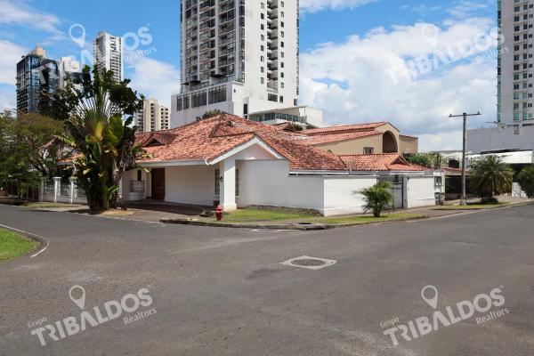 Venta de casa de 2 niveles en altos del golf