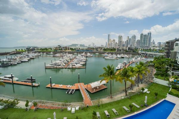 Se vende exclusivo apartamento de 3 habitaciones frente a la isla.