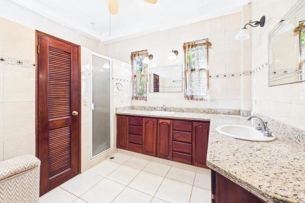 Casa con vistas a la montaña y al océano en venta en sora