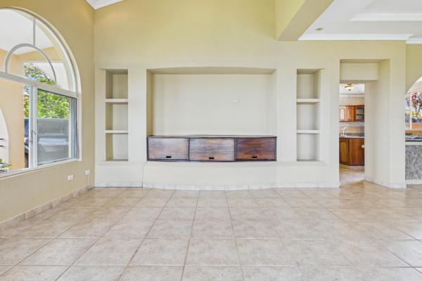 Casa con vistas a la montaña y al océano en venta en sora