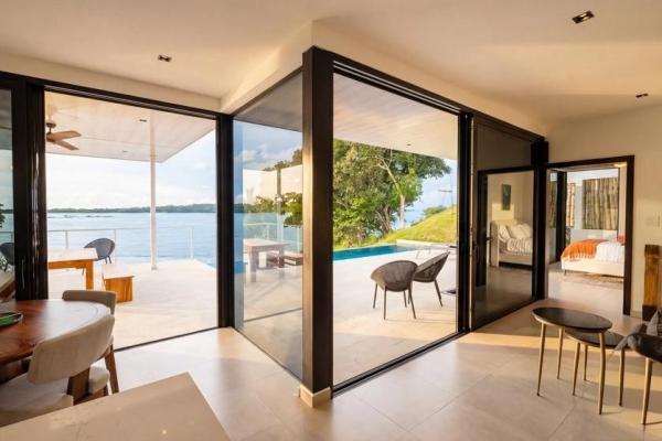Casa frente a la playa con casita y piscina en hermosa bay