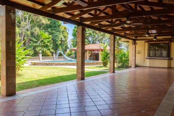 Exclusivo oasis urbano: residencia unifamiliar estilo villa campestre.